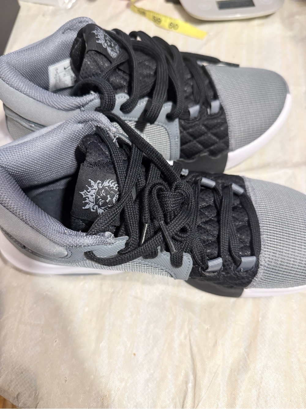 Brand New Nike LeBron Witness VIII Size 8 men/9.5 women (gray,black)